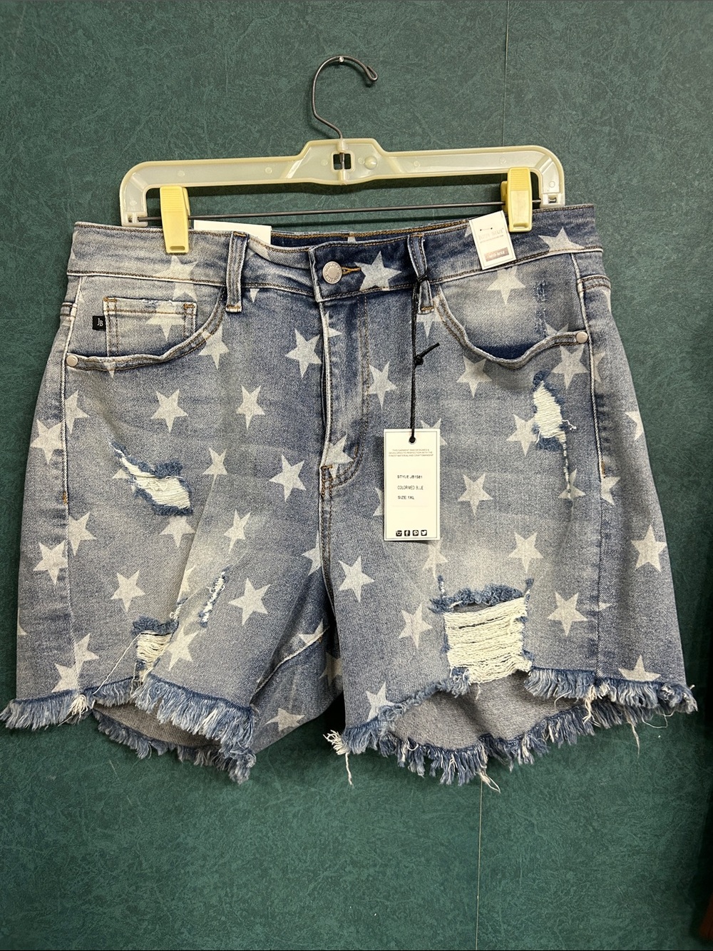 NWT 1X Judy Blue Distressed Star-Print Denim Shorts in Light Blue